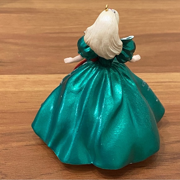 Vintage 1995 Hallmark Keepsake Holiday Barbie Christmas Tree Ornament - Picture 7 of 12